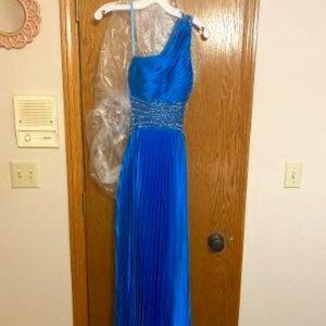 Super gorgeous one shoulder prom dress.